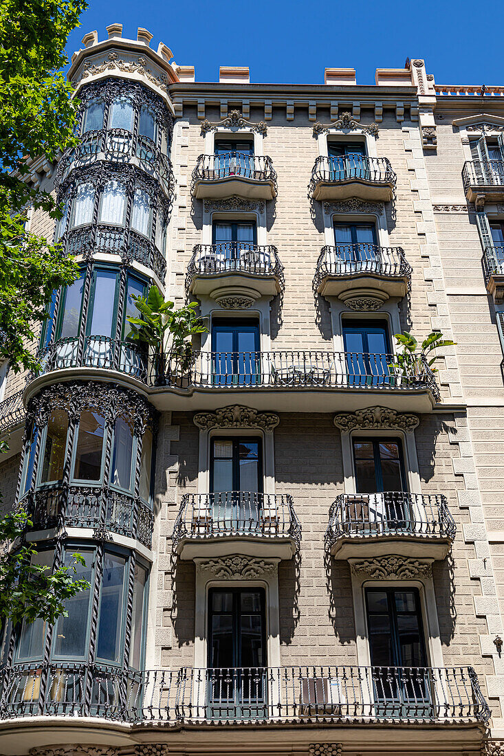 Barcelona,Spanien - 31. Mai bis 2019: Fassade eines Gebäudes in der Nähe der Casa Batllo, Gaudis kreativem Haus