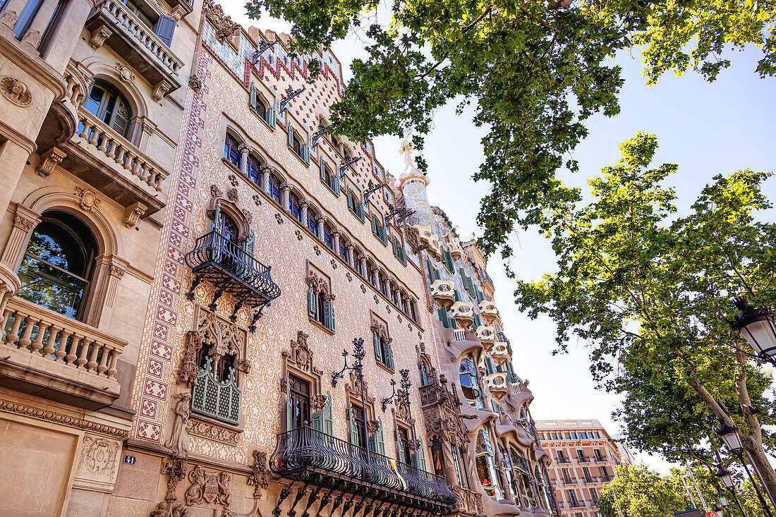 Barcelona,Spanien - 31. Mai bis 2019: Fassade eines Gebäudes in der Nähe der Casa Batllo, Gaudis kreativem Haus