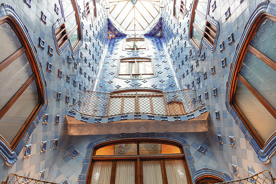 Barcelona,Spanien - 31. Mai bis 2019: Casa Batllo,Gaudis kreatives Haus. Die Casa Batlló wurde 1877 erbaut. Es ist ein berühmtes Gebäude im Zentrum von Barcelona.