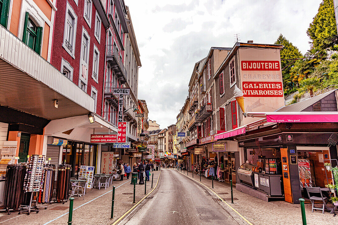 LOURDES - 15 JUIN 2019: Straße von Lourdes,Frankreich