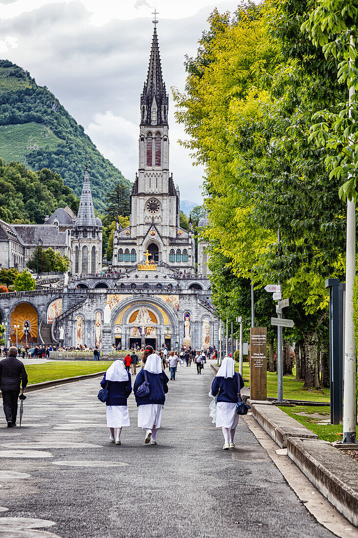 LOURDES - 15. JUNI 2019: Blick auf Nonnen auf dem Boden der Basilika Notre-Dame du Rosaire in Lourdes,Frankreich