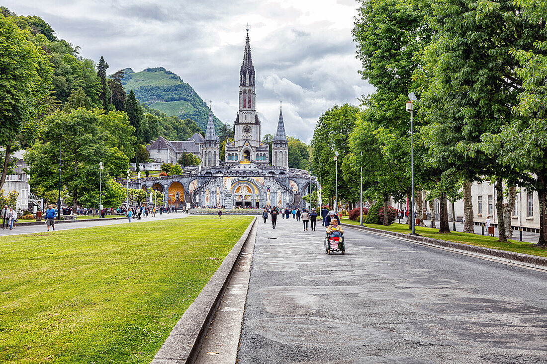 LOURDES - 15. JUNI 2019: Basilika Unserer Lieben Frau vom Rosenkranz in Lourdes, Frankreich