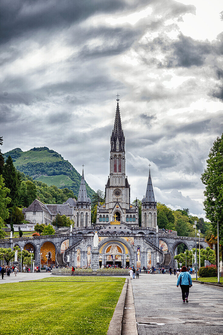 LOURDES - 15. JUNI 2019: Basilika Unserer Lieben Frau vom Rosenkranz in Lourdes, Frankreich