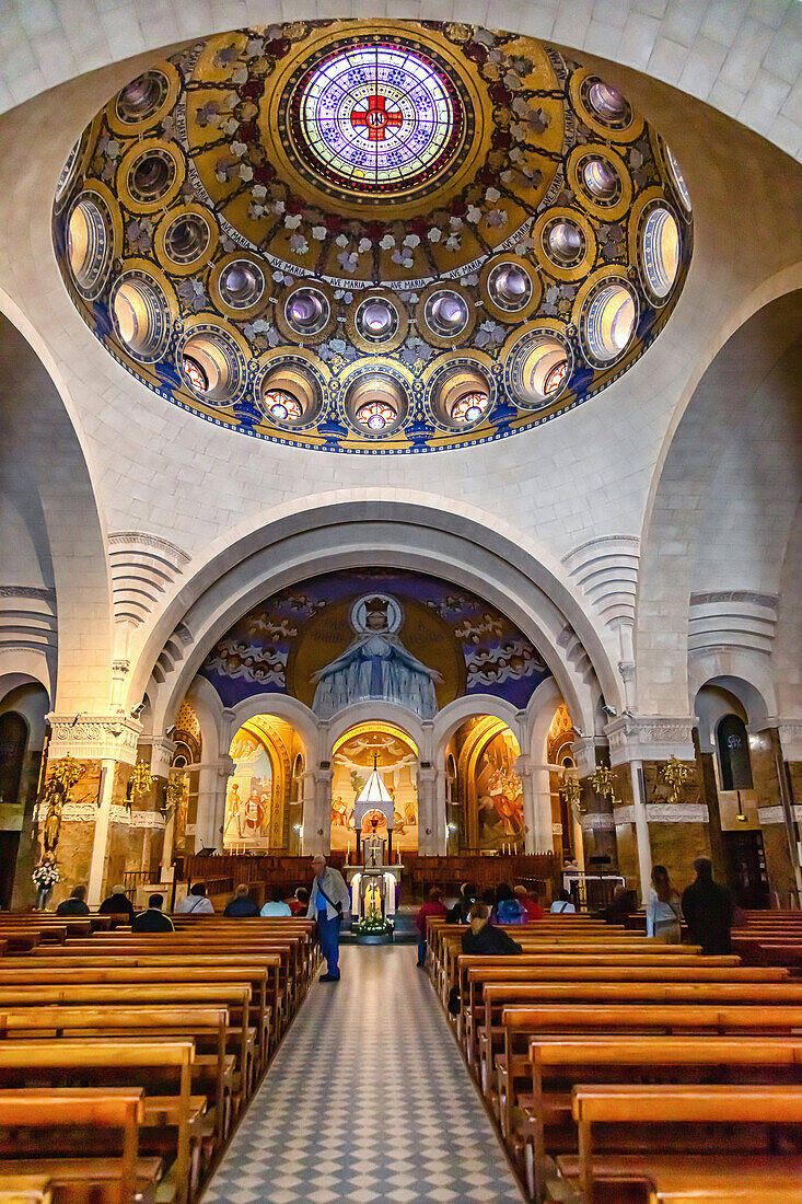 LOURDES,FRANKREICH - 15. JUNI 2019: Kapelle im Inneren der Rosenkranzbasilika in Lourdes mit christlichen Wandmalereien