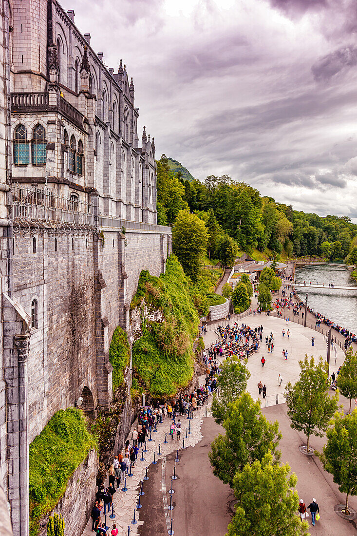 LOURDES - 15. JUNI 2019: Wallfahrtsort Lourdes in Südfrankreich