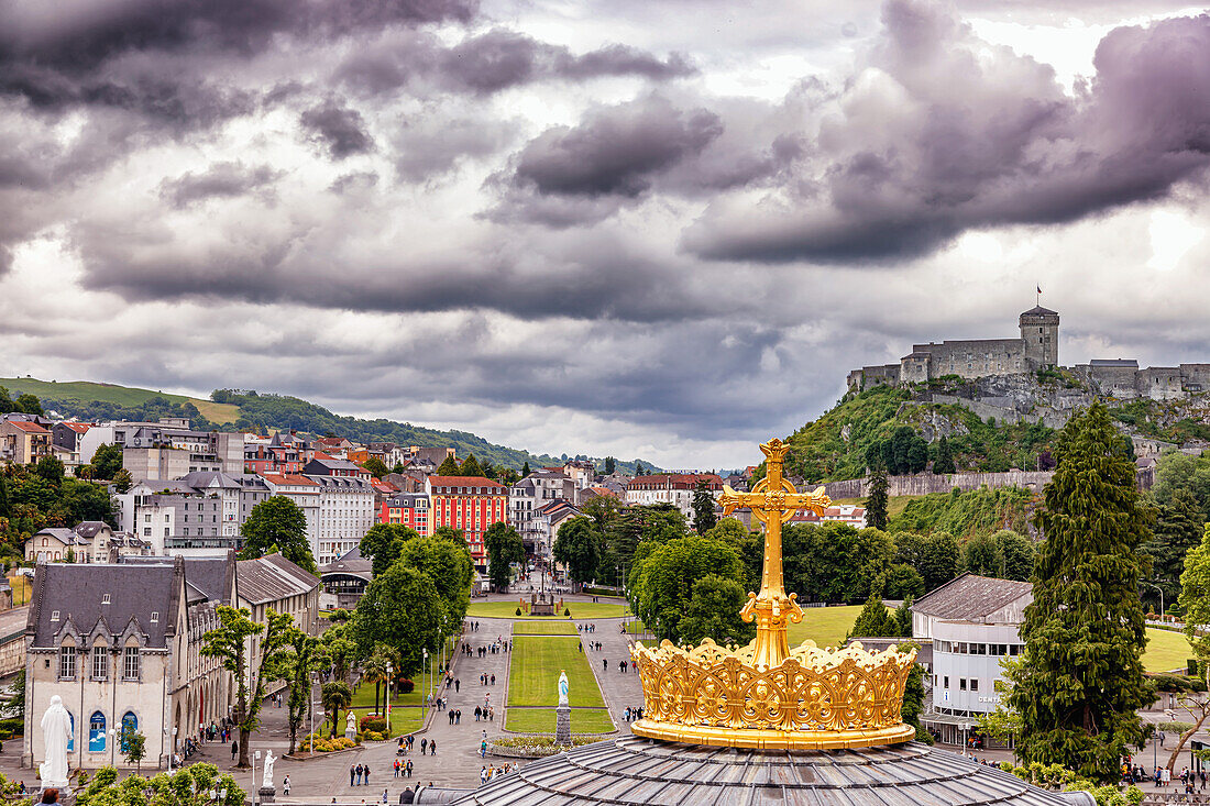 LOURDES - 15. JUNI 2019: Christliches Kreuz auf dem Hintergrund der Basilika Unserer Lieben Frau vom Rosenkranz in Lourdes,Frankreich