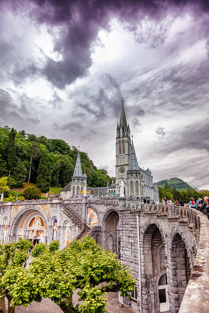 LOURDES - 15. JUNI 2019: Die Basilika unserer Lieben Frau vom Rosenkranz in Lourdes,Frankreich