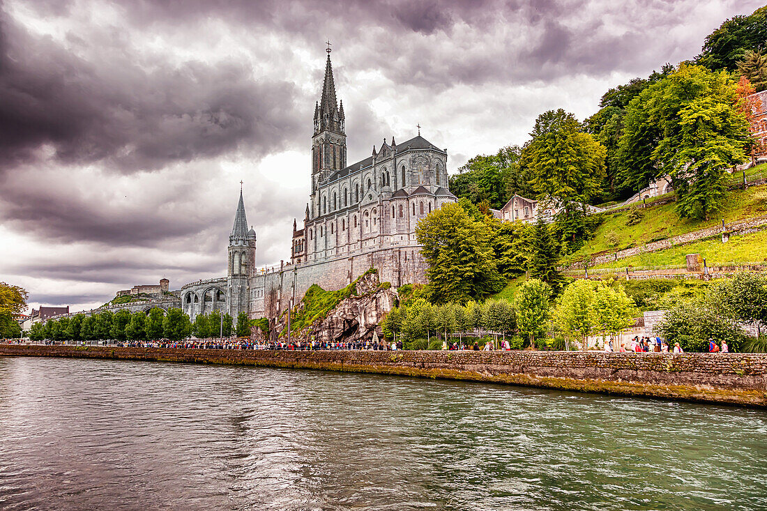 LOURDES - 15. JUNI 2019: Blick auf die Grotte, die Kathedrale, die Burg und die Pilger des Heiligtums von Lourdes,Frankreich