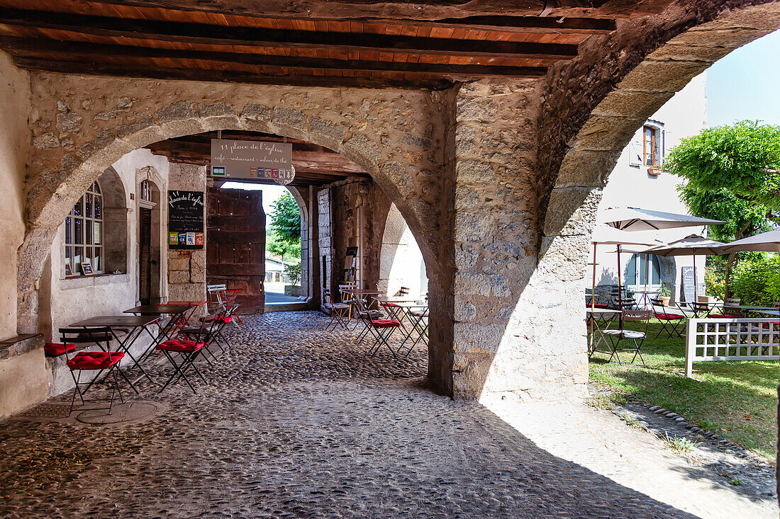 Bar Restaurant - 11 Platz der Kirche - im Dorf von Saint Lizier im Departement Ariege,Pyrenäen,Occitanie,Frankreich