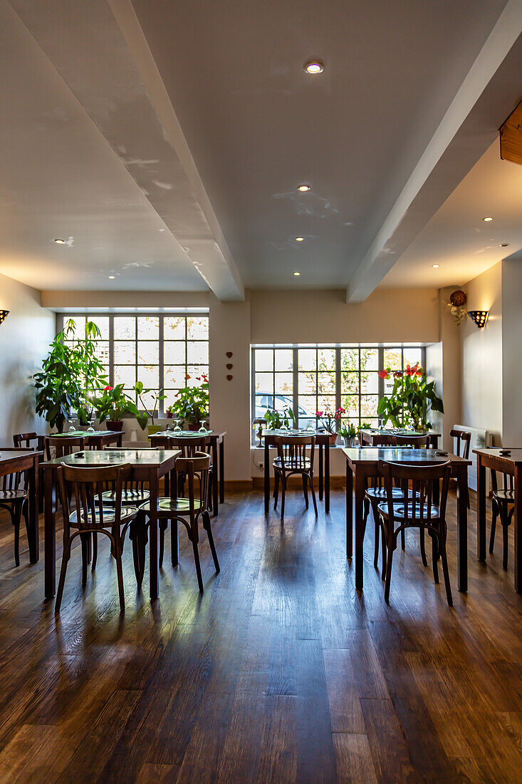 Bar Restaurant - 11 Platz der Kirche - im Dorf von Saint Lizier im Departement Ariege,Pyrenäen,Occitanie,Frankreich