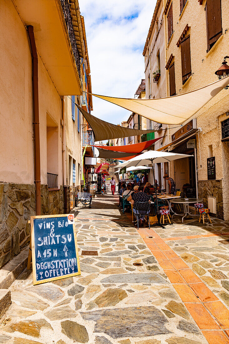 Banyuls-sur-Mer - 21. Juli 2019: Einkaufsstraße Saint Pierre,Banyuls-sur-Mer,Pyrenees-Orientales,Katalonien,Languedoc-Roussillon,Frankreich