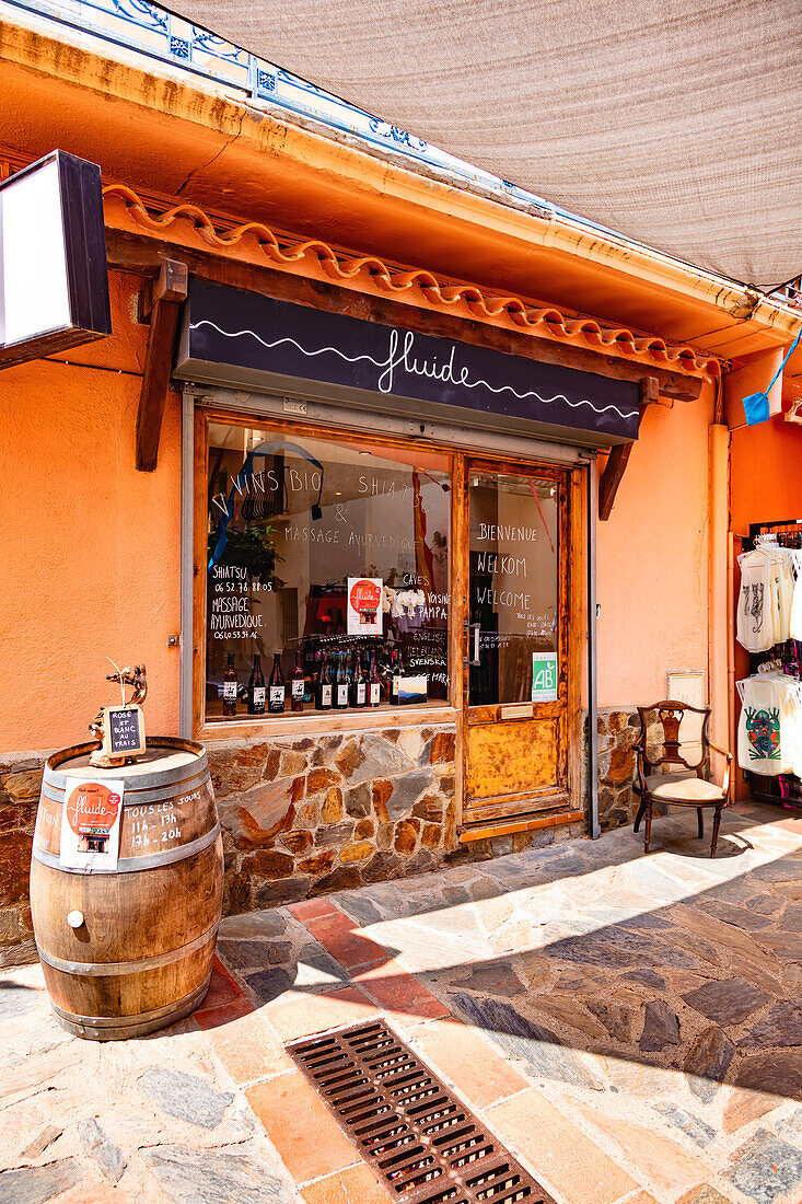 Banyuls-sur-Mer - 21. Juli 2019: Einkaufsstraße Saint Pierre,Banyuls-sur-Mer,Pyrenees-Orientales,Katalonien,Languedoc-Roussillon,Frankreich