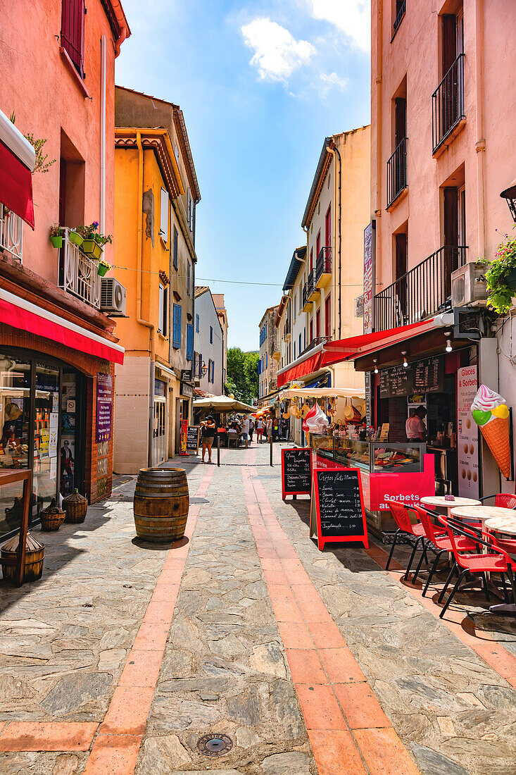 Banyuls-sur-Mer - 21. Juli 2019: Einkaufsstraße Saint Pierre,Banyuls-sur-Mer,Pyrenees-Orientales,Katalonien,Languedoc-Roussillon,Frankreich