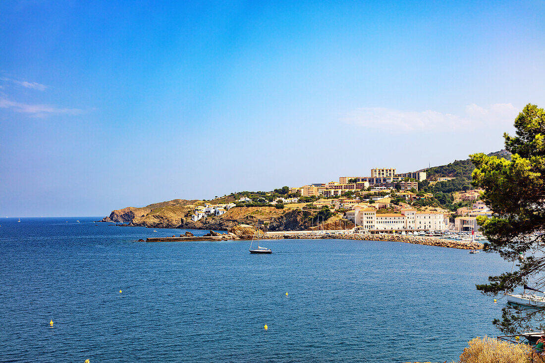 Banyuls-sur-Mer - 21 Juli 2019: Küste von Banyuls-sur-Mer,Pyrenees-Orientales,Katalonien,Languedoc-Roussillon,Frankreich