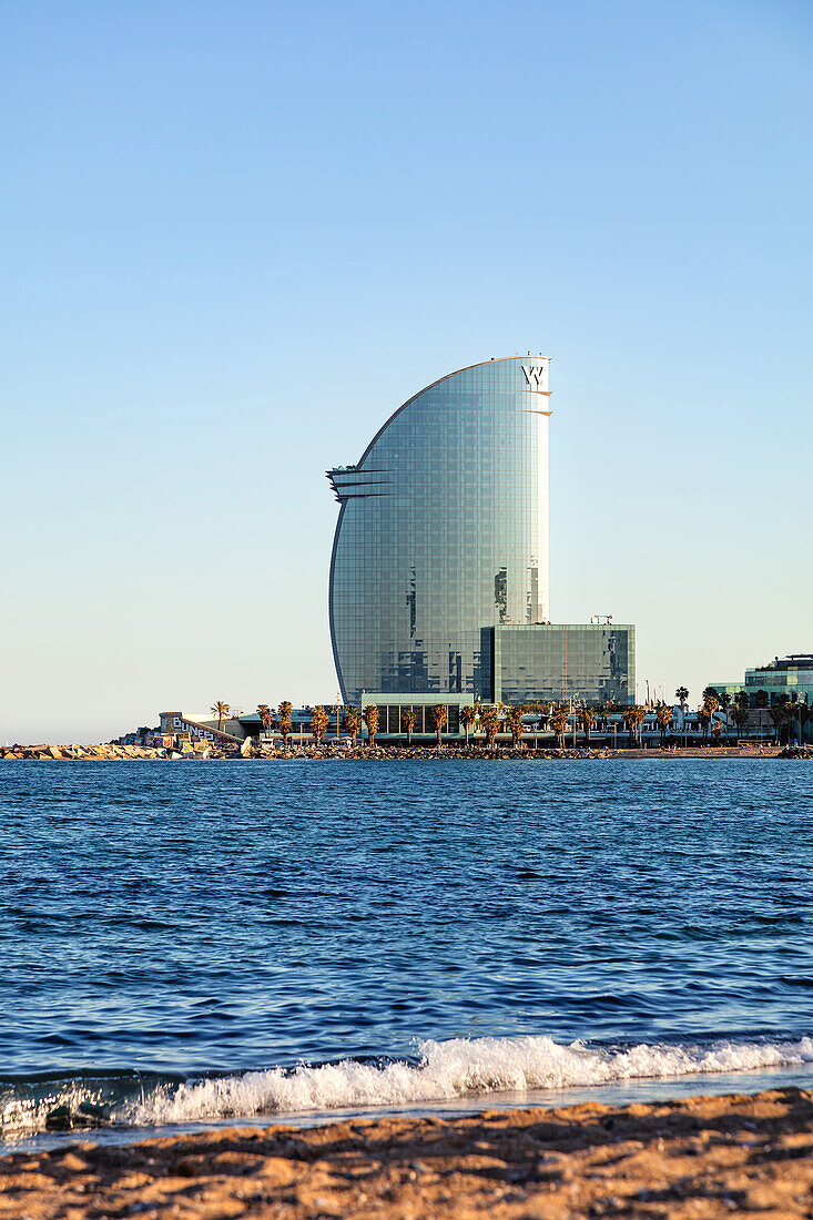 BARCELONA, SPANIEN - 31. MAI 2019. Frontalansicht des W Barcelona Hotel, entworfen vom Architekten Ricardo Bofill.   Das Hotel Vela befindet sich am Ende des Strandes Barceloneta.