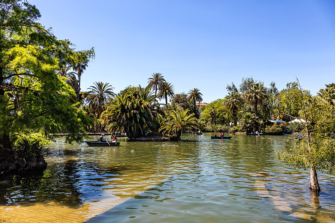 BARCELONA,SPANIEN - 2. JUNI 2019 : Menschen, die eine Bootsfahrt auf dem See im Ciutadella Park in Barcelona genießen.