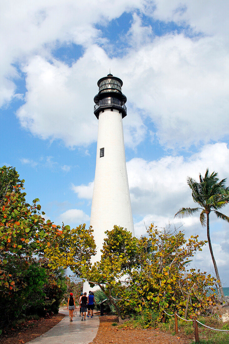 USA. Florida. Miami. Key Biscayne. Bill Baggs Cape Florida State Park. Leuchtturm. Touristen, die den Park besuchen.