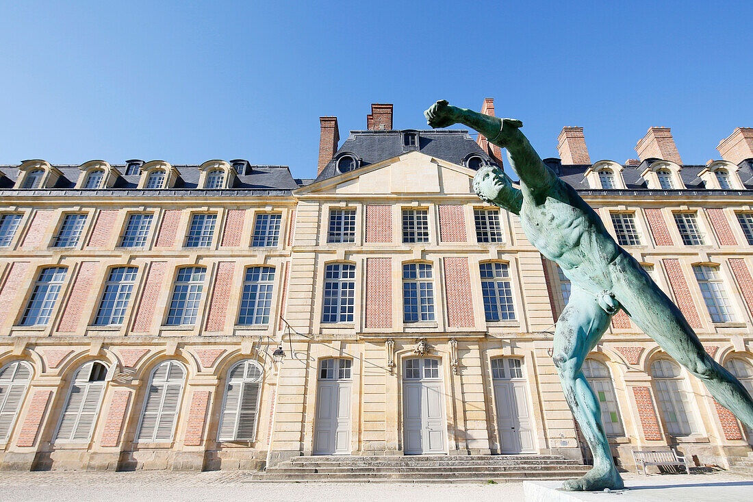 Seine und Marne. Fontainebleau. Schloss Fontainebleau von den Gärten aus gesehen. Im Vordergrund eine Skulptur.