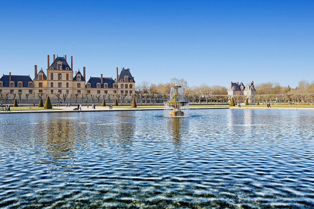 Seine et Marne. Fontainebleau. Castle Fontainebleau seen from the gardens. In the foreground one of the basins.