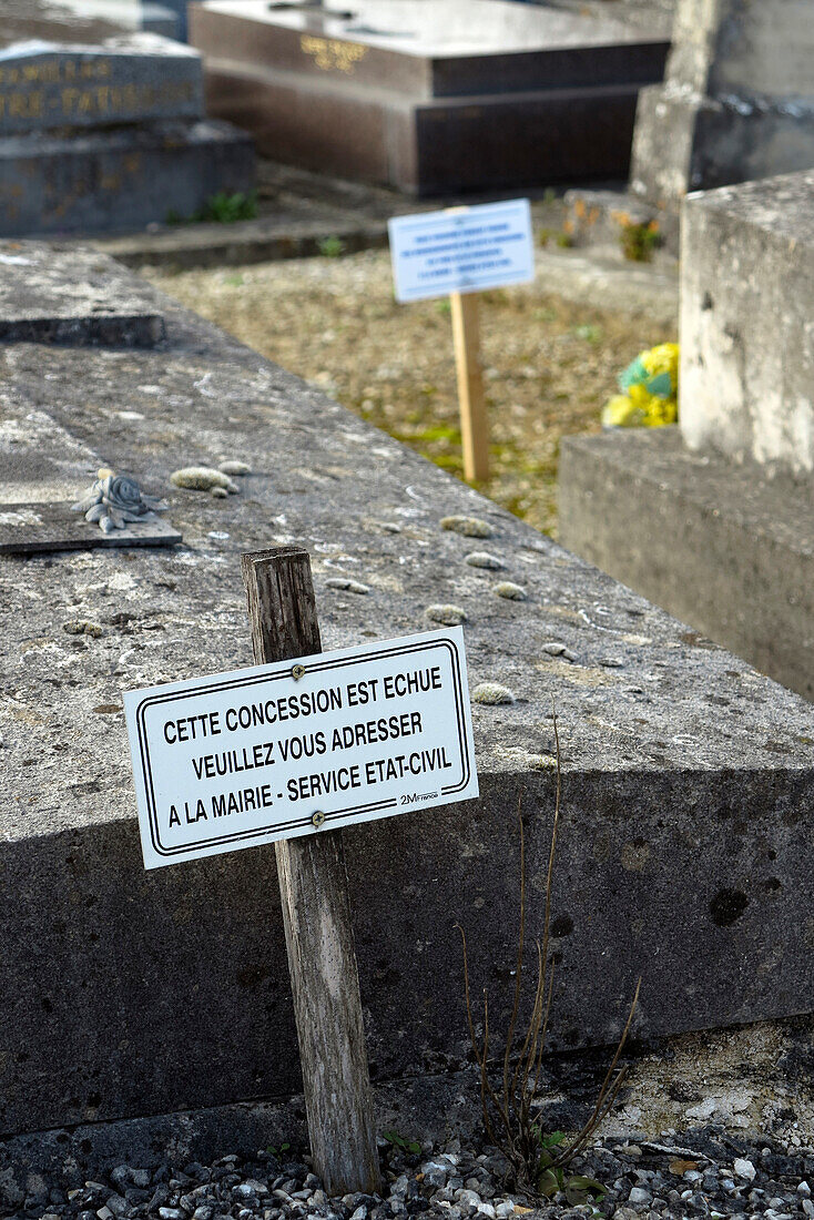 Seine et Marne. Friedhof. Schild vor dem Rathaus für die Suche nach Informationen über eine Konzession, die zu Ende geht.