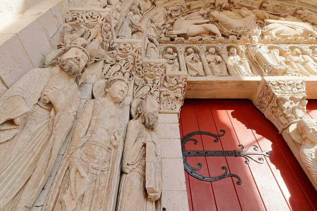 Seine und Marne. Heiliger Loup von Naud. Die Kirche Saint Loup, ein Meisterwerk der Romanik. Nahaufnahme der Skulpturen des Tores aus dem 12. Jahrhundert, heute restauriert.