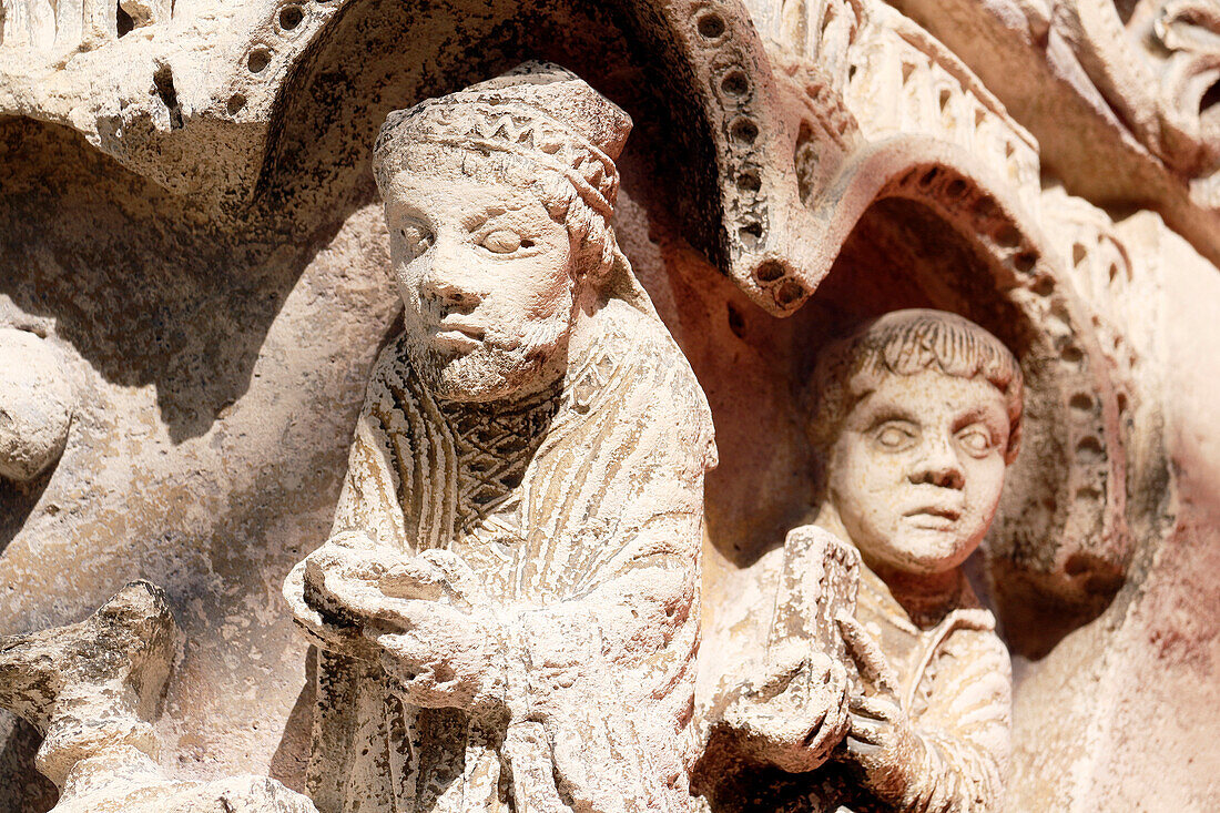 Seine und Marne. Heiliger Loup von Naud. Die Kirche Saint Loup, ein Meisterwerk der Romanik. Nahaufnahme der Skulpturen des Tores aus dem 12. Jahrhundert, heute restauriert.