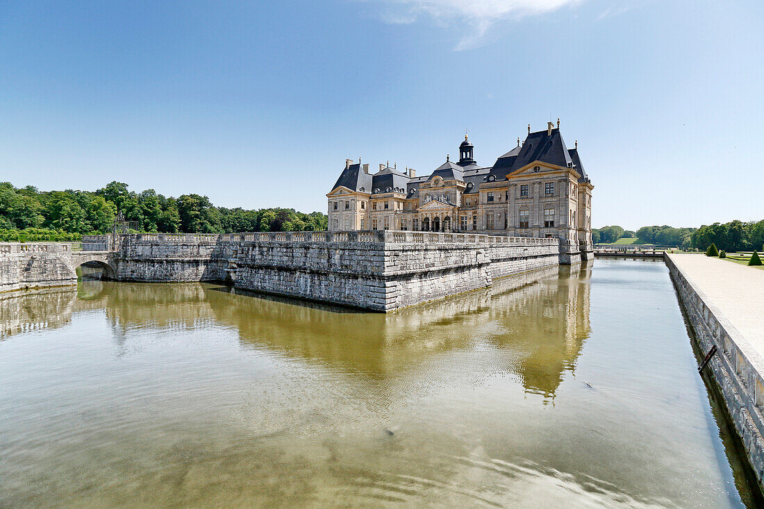 France. Seine et Marne. Vaux le Vicomte. The Castle of Vaux le Vicomte,the moat.