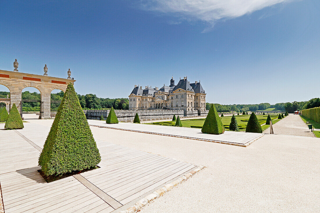 France. Seine et Marne. Vaux le Vicomte. The Castle of Vaux le Vicomte and the gardens.