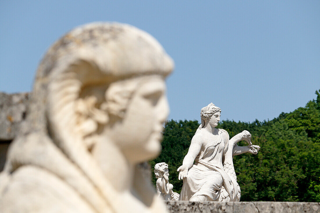 Frankreich. Seine und Marne. Schloss von Vaux le Vicomte. Statuen, die eine Sphinx (vorne) und die Gerechtigkeit (hinten) darstellen.