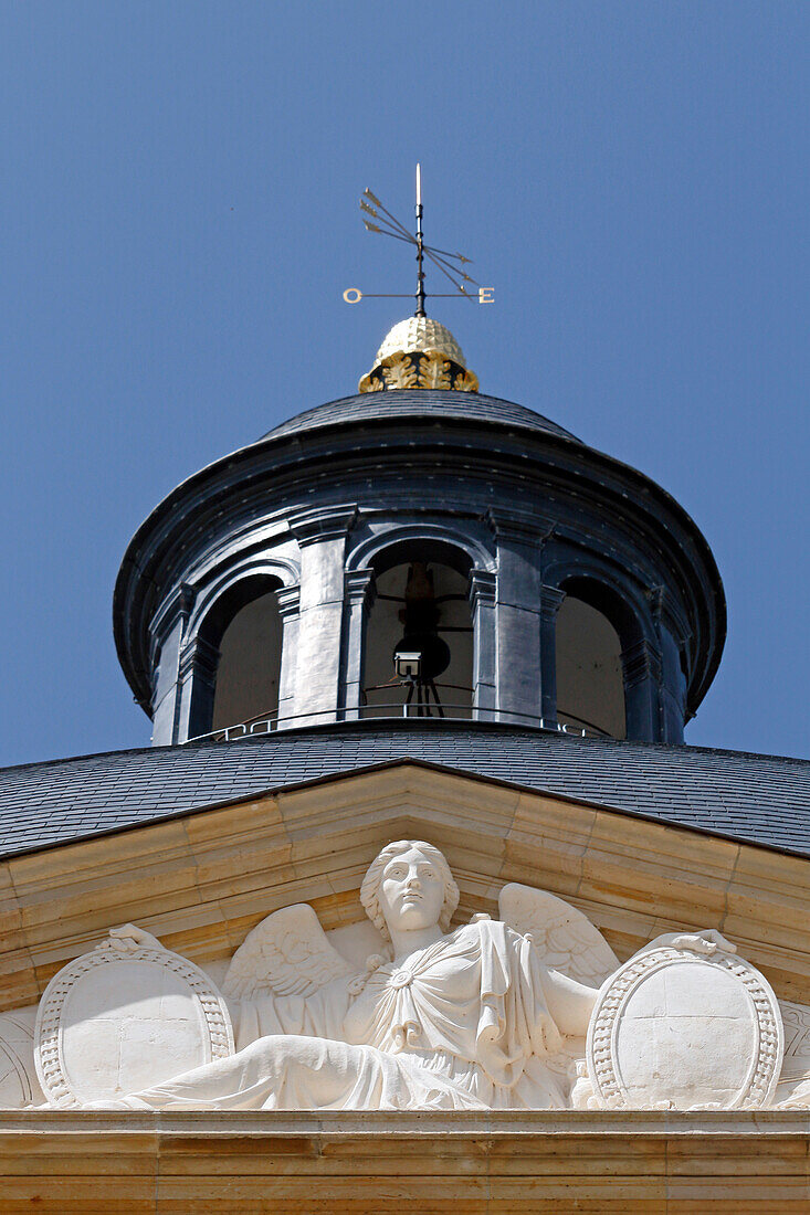 France. Seine et Marne. Castle of Vaux le Vicomte. Statue on the top of the facade. The dome.