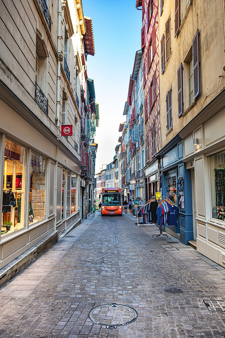 Bayonne,Frankreich - 06. September 2019 - Einkaufsstraße der Stadt Bayonne.