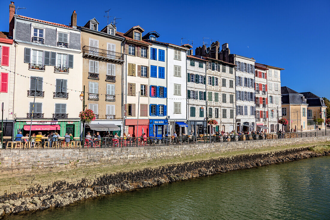 Bayonne,Frankreich - 06. September 2019 - Blick auf Restaurants und die Nive der Stadt Bayonne.