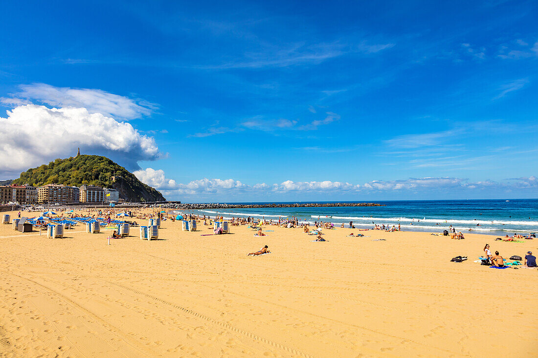 San Sebastian,Spanien - 07. September 2019 - Blick auf den Strand, Surfer und Touristen