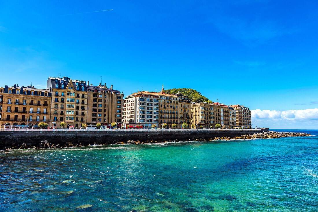 San Sebastián,Spanien - 07. September 2019 - Blick auf Gebäude von der Brücke María Cristina