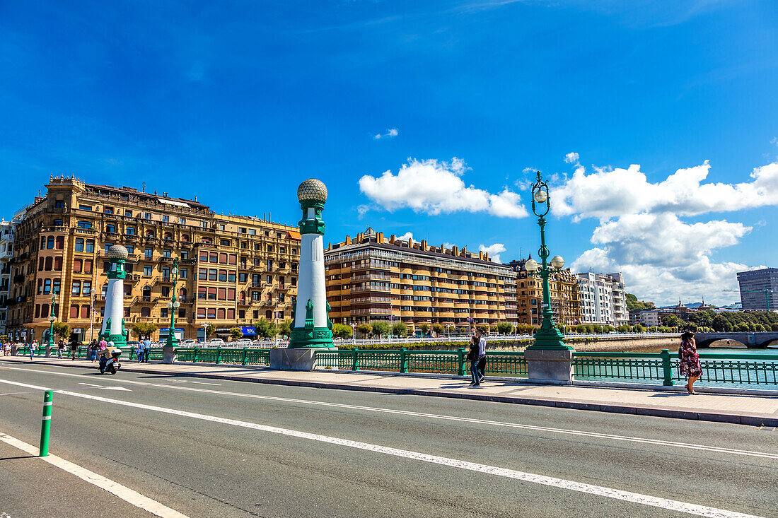 San Sebastián,Spanien - 07. September 2019 - Blick auf Gebäude von der Brücke María Cristina