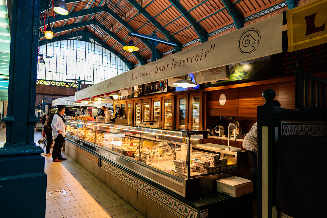 Saint-Jean-de-Luz,France - September 08,2019 - Blick auf den Stand eines baskischen Käseverkäufers in der Markthalle