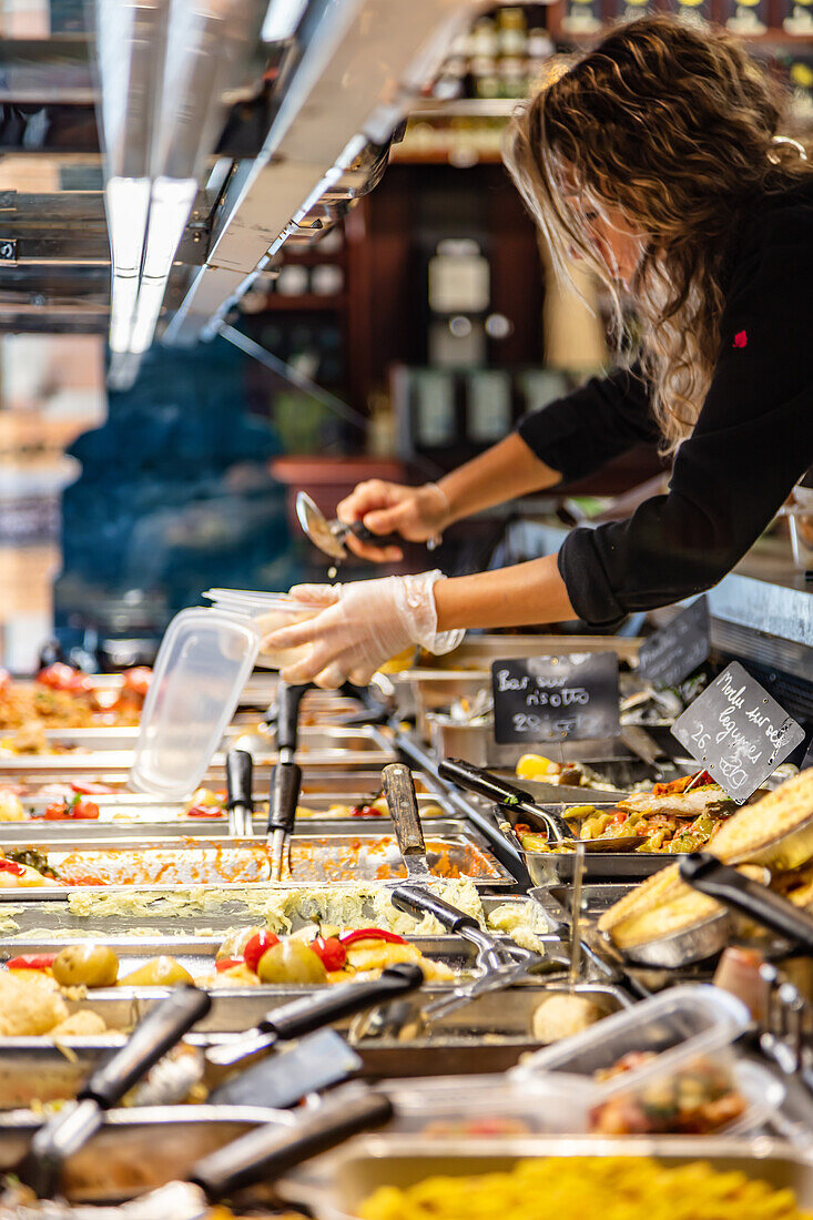 Saint-Jean-de-Luz,Frankreich - 08. September 2019 - Blick auf einen Stand eines Caterers, der in der Markthalle Essen serviert