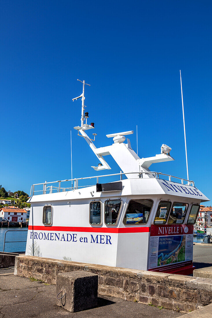 Blick auf einen Informationsstand für eine Seereise