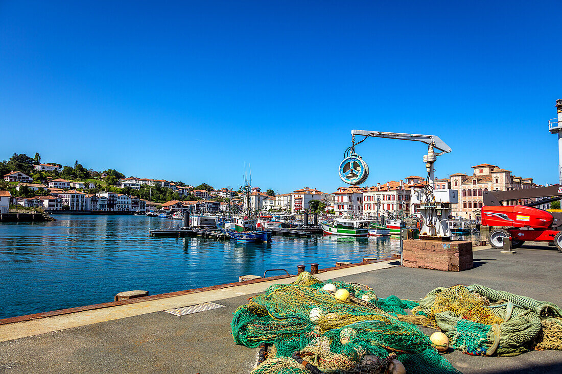 Saint-Jean-de-Luz,Frankreich - 08. September 2019 - Blick auf den Hafen, die Häuser und die Fischernetze