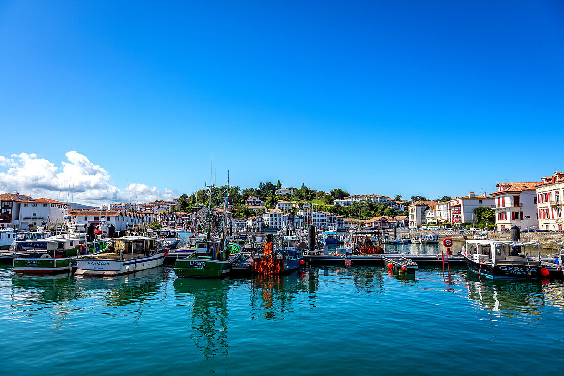 Saint-Jean-de-Luz,Frankreich - 08. September 2019 - Blick auf den Hafen und die Wohnhäuser des Dorfes