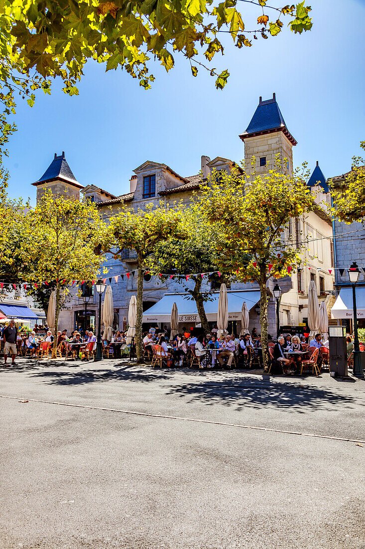 Saint-Jean-de-Luz,Frankreich - 08. September 2019 - Blick auf die Restaurants im Dorf