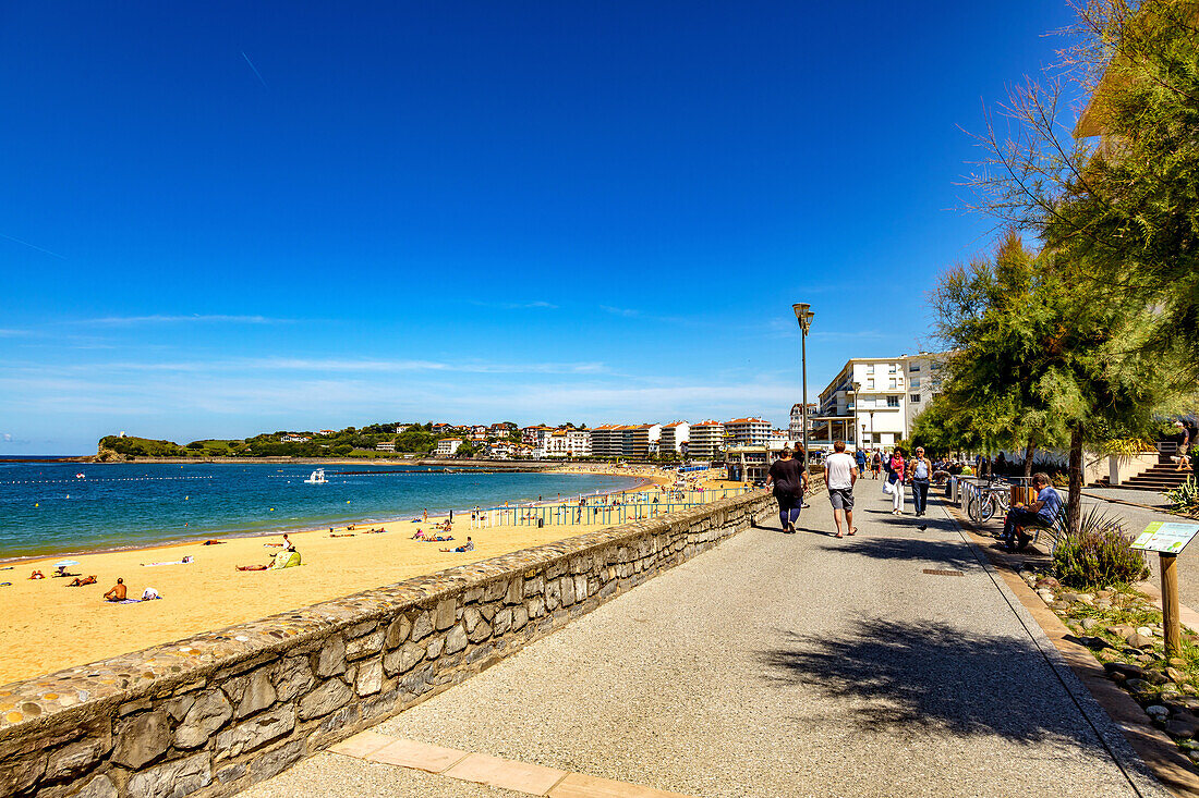 Saint-Jean-de-Luz,Frankreich - 08. September 2019 - Blick auf den Strand und die Urlauber