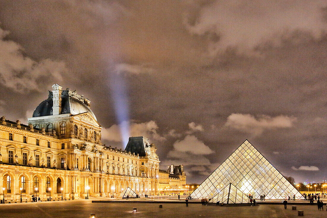 Paris. 1. Bezirk. Louvre-Museum bei Nacht. Die Pyramide (Architekt: Ieoh Ming Pei). Im Hintergrund der Leuchtturm des Eiffelturms.obligatorischer Kredit des Architekten: Ieoh Ming Pei