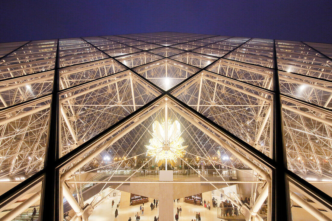 Paris. 1. Bezirk. Louvre-Museum bei Nacht. Die Pyramide (Architekt: Ieoh Ming Pei). Touristen im Museum. Thron-Skulptur von Kohei Nawa.obligatorischer Kredit des Architekten Architekt: Ieoh Ming Pei