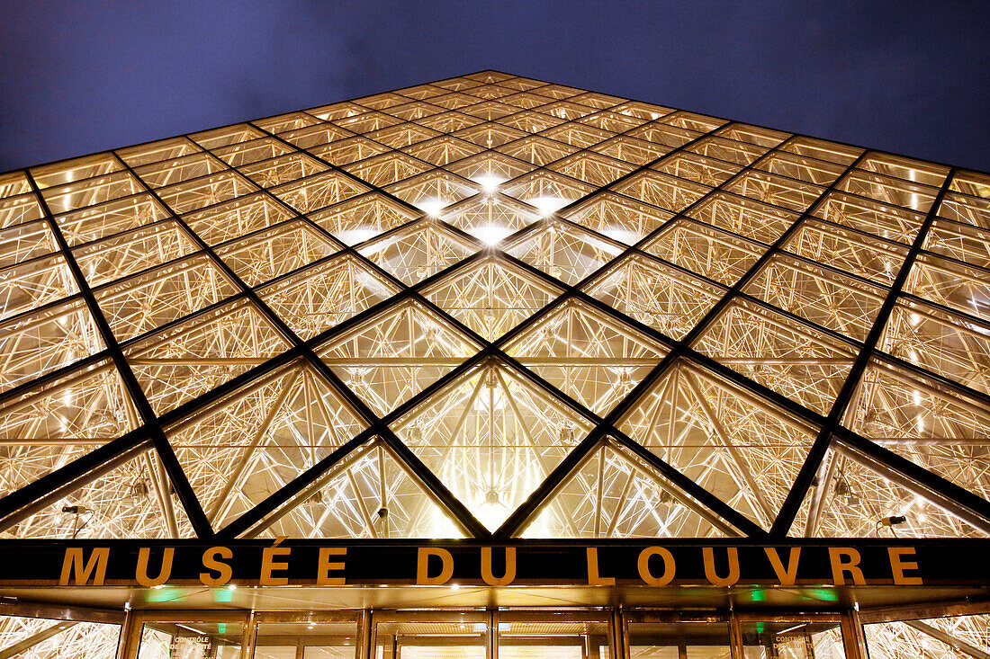 Paris. 1. Bezirk. Louvre-Museum bei Nacht. Die Pyramide (Architekt: Ieoh Ming Pei). Haupteingang. obligatorischer Vermerk des Architekten Architekt: Ieoh Ming Pei