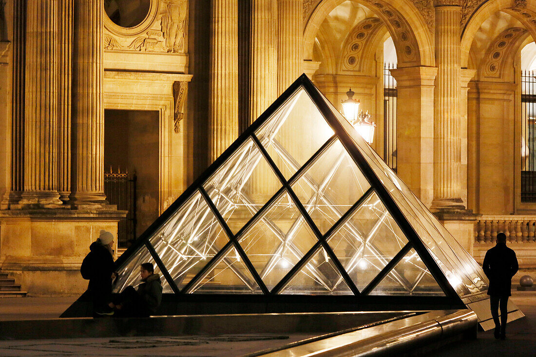 Paris. 1. Bezirk. Louvre-Museum bei Nacht. Eine der sekundären Pyramiden (Architekt: Ieoh Ming Pei). Touristen im Vordergrund. obligatorische Nennung des Architekten Architekt: Ieoh Ming Pei