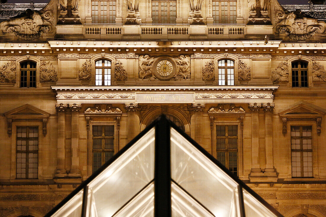 Paris. 1. Bezirk. Louvre-Museum bei Nacht. Eine der sekundären Pyramiden (Architekt: Ieoh Ming Pei). Im Hintergrund der Sully-Pavillon. Obligatorische Nennung des Architekten: Ieoh Ming Pei