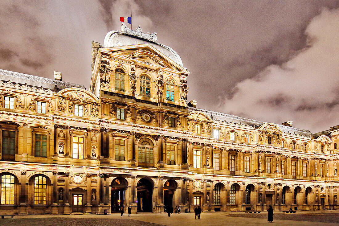 Paris. 1. Bezirk. Louvre-Museum bei Nacht. Quadratischer Innenhof. Fassade des Uhrenpavillons.