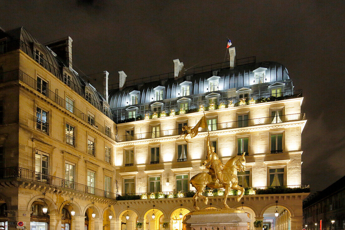 Paris. 1. Bezirk. Platz der Pyramiden bei Nacht. Reiterstatue, die Jeanne d'Arc darstellt. Im Hintergrund, Hotel Regina.