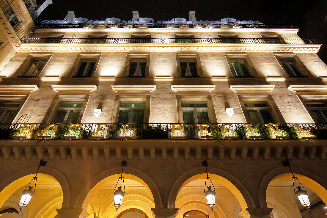 Paris. 1. Bezirk. Pyramidenplatz bei Nacht. Fassade des Hotel Regina.